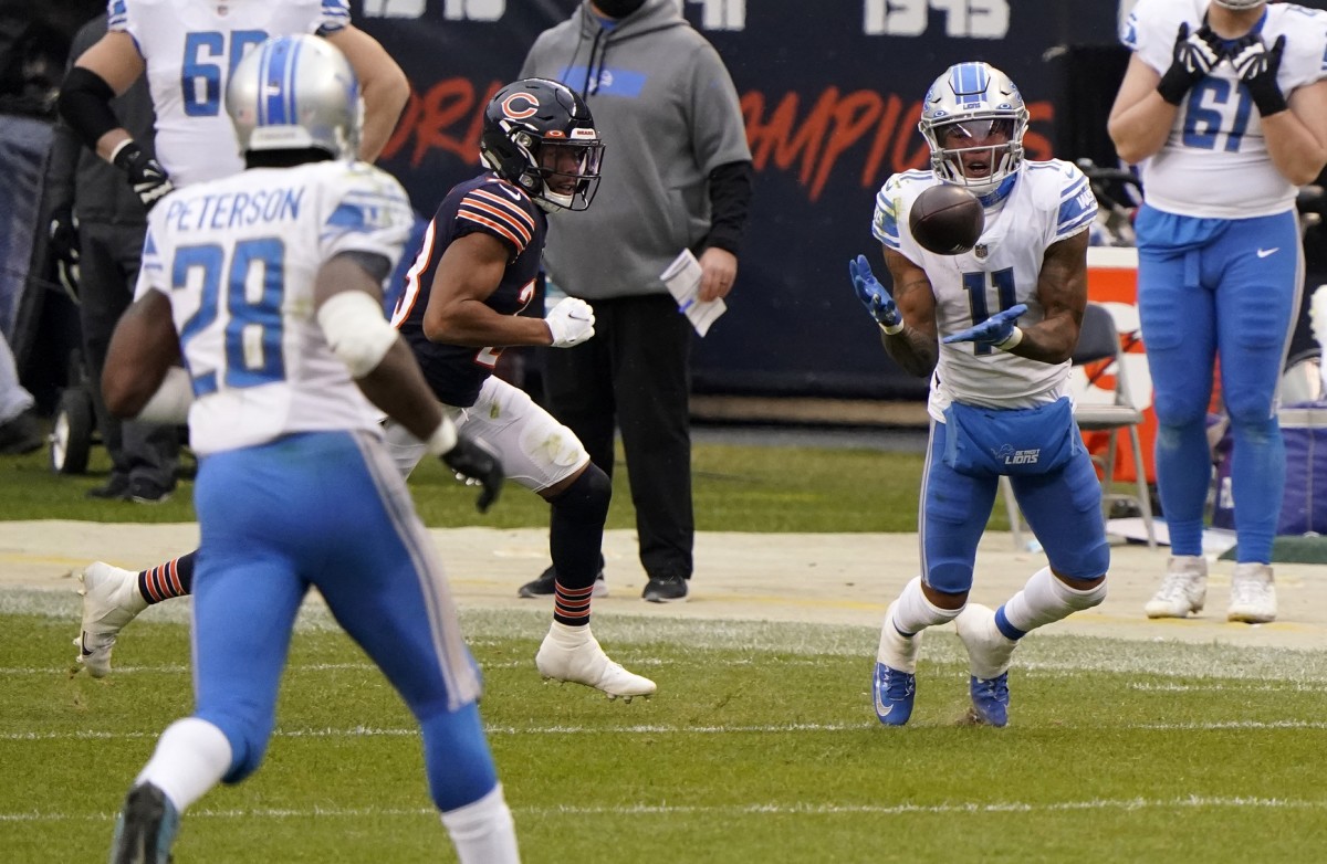Jones makes a catch against the Bears. 